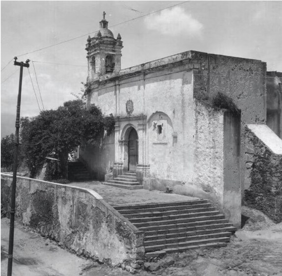 Fotografía histórica de la capilla y su escalinata