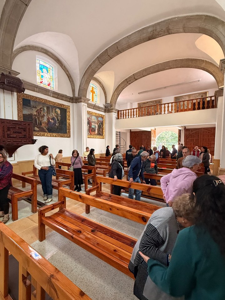 Vecinos dentro de la Capilla del Niño Jesús
